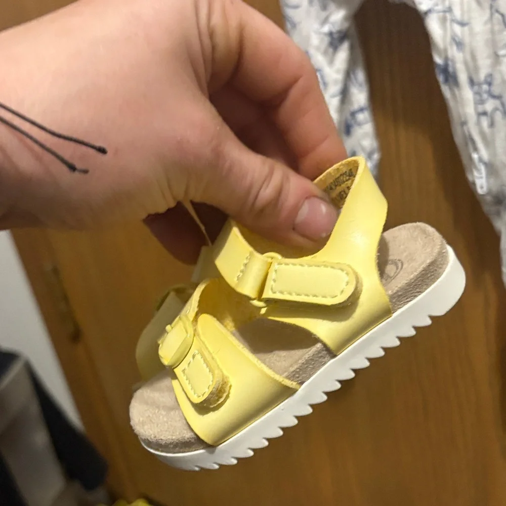 Yellow toddler Sandals size 2 - Picture 3 of 3